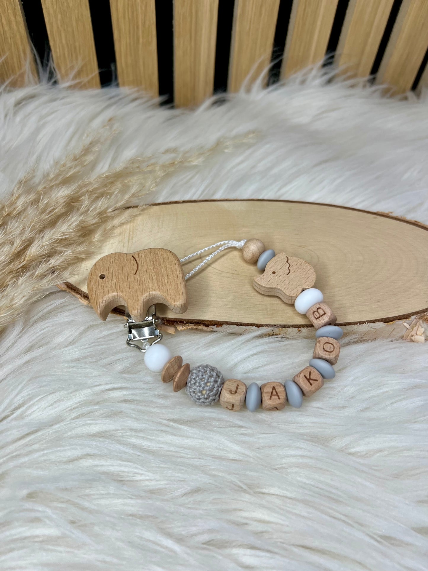 Personalisierte Schnullerkette „Jakob“ – Handmade Babygeschenk im Elefantendesign
