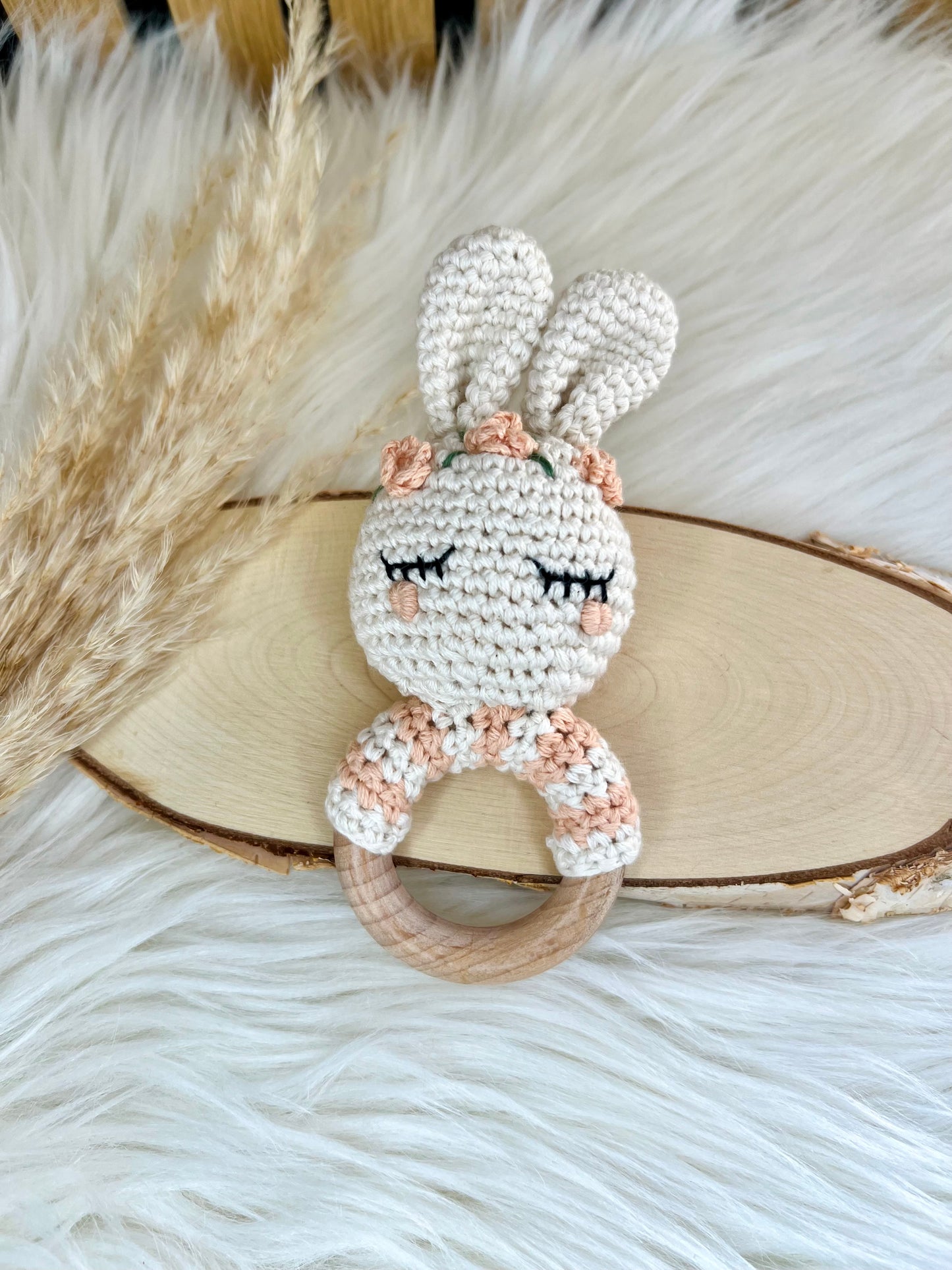 Personalisierte Häkelrassel mit Holzring – Handgemachtes Motorikspielzeug für die Kleinsten