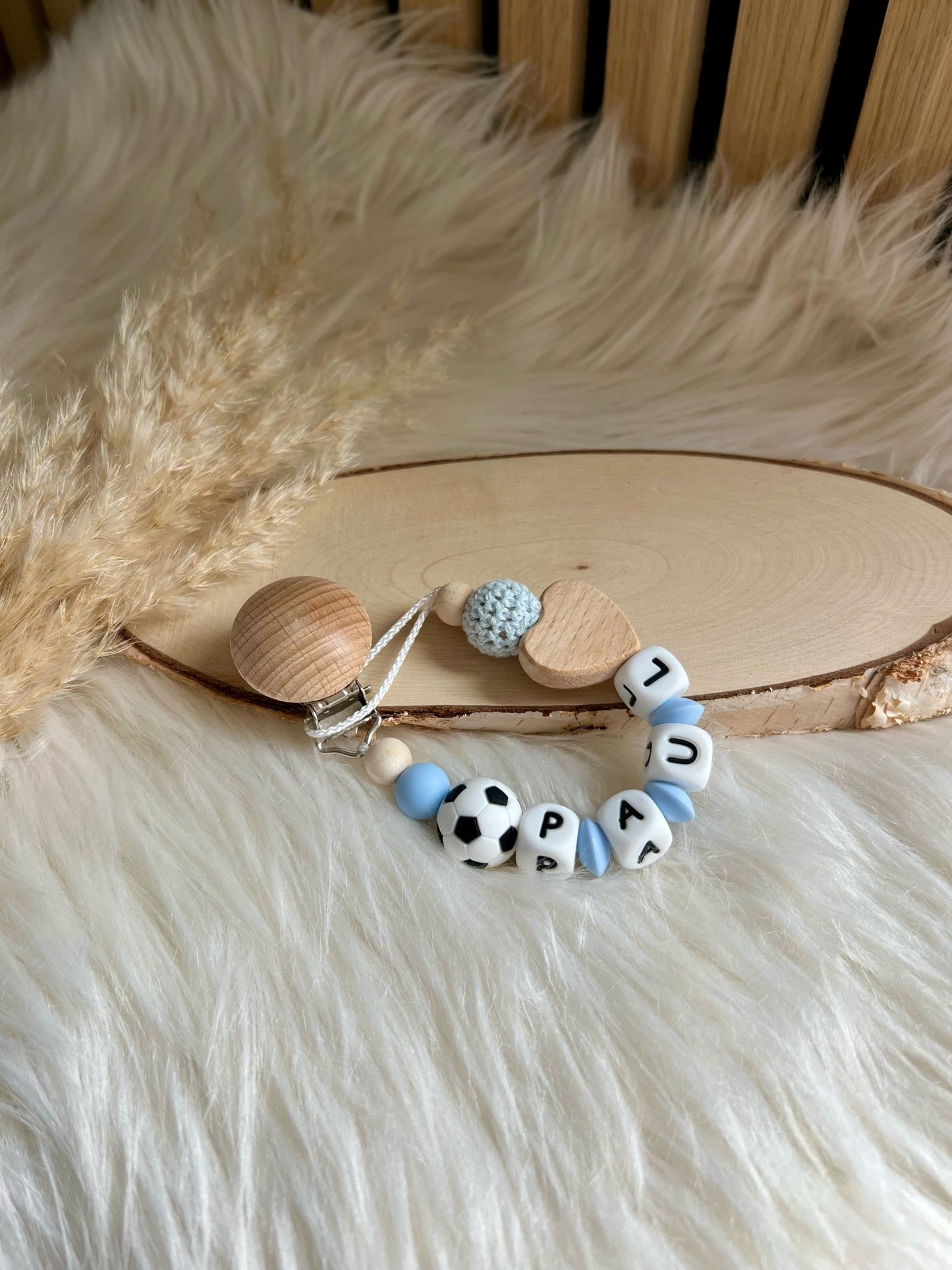 Personalisierte Schnullerkette im Fußball-Design – das perfekte Geschenk für kleine Ballfans ⚽💙