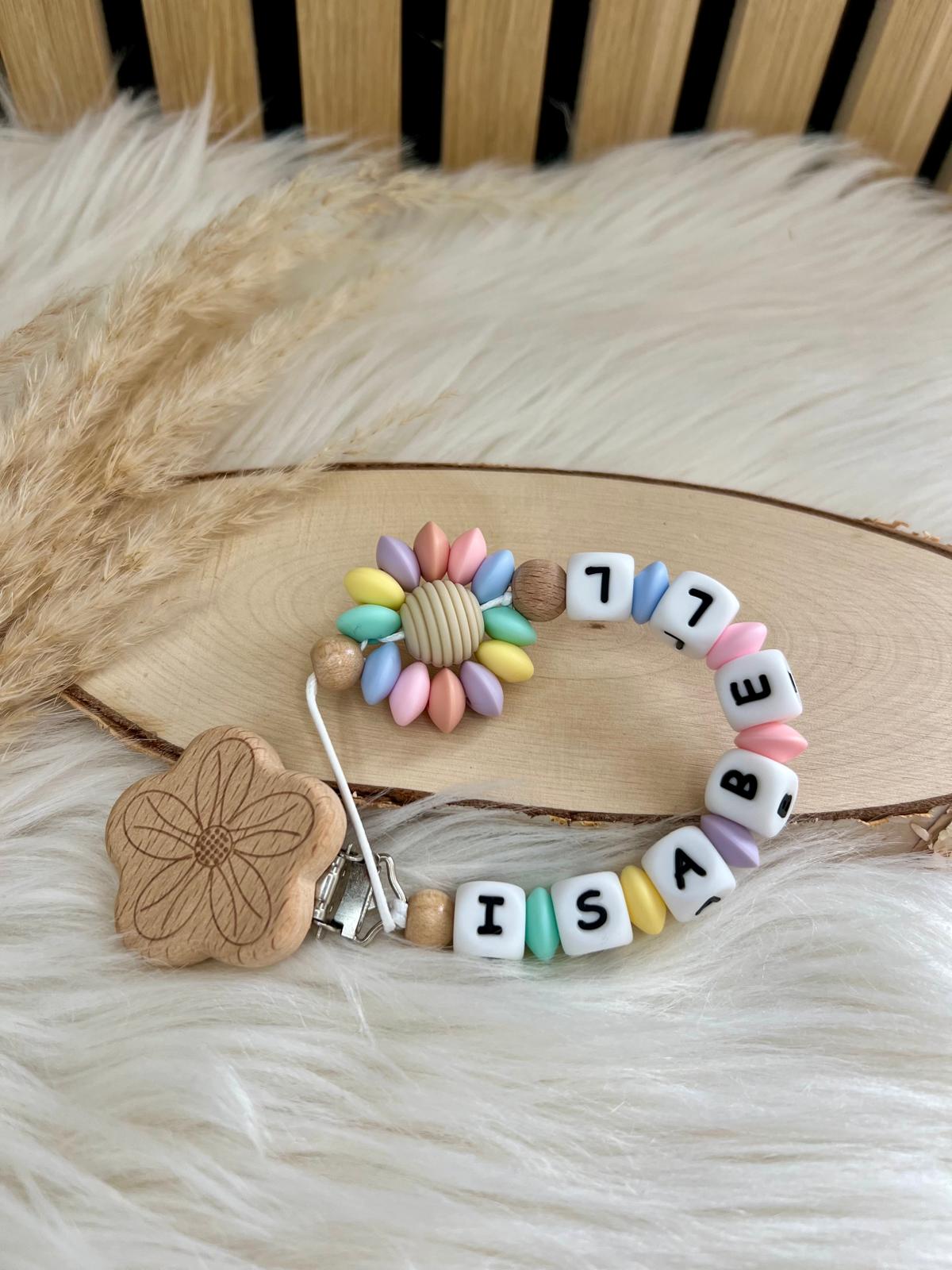 Personalisierte Schnullerkette – Pastell Blume & Holzclip
