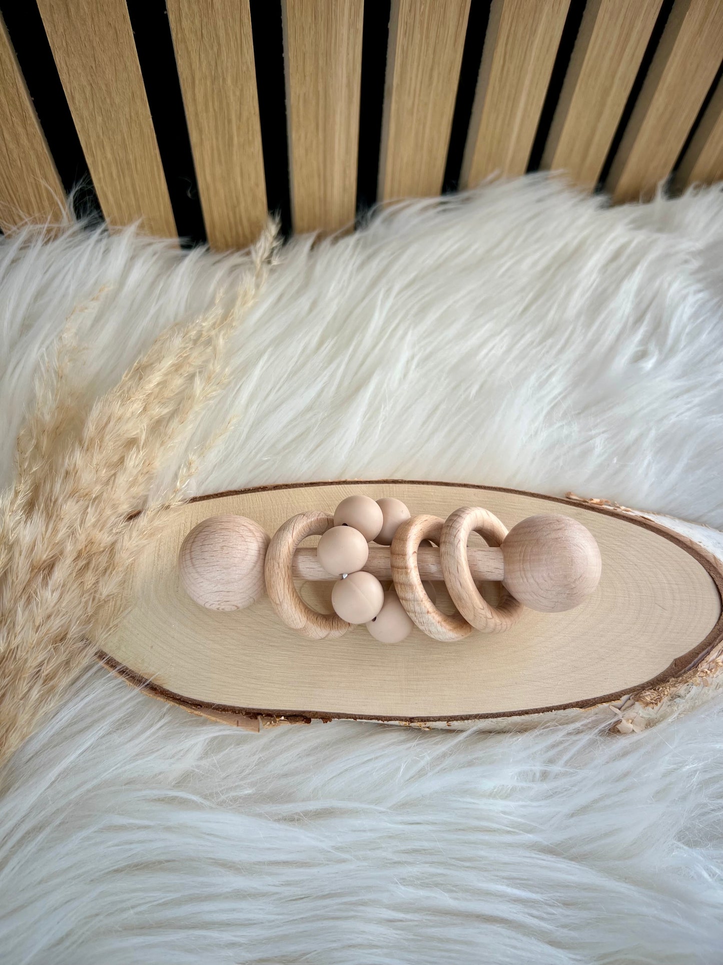 Handgemachte Stabrassel aus Holz – personalisierbar & sicher für kleine Hände