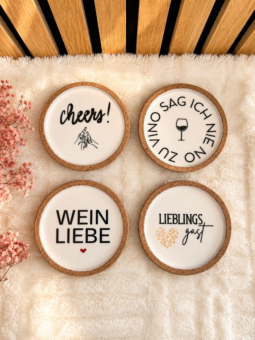 Raysin Untersetzer mit Sprüchen | Korkuntersetzer 10 cm | Weinliebe, Mädelsabend & Lieblingsgast | Geschenk für Weinliebhaber
