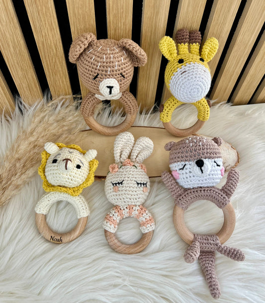 Personalisierte Häkelrassel mit Holzring – Handgemachtes Motorikspielzeug für die Kleinsten