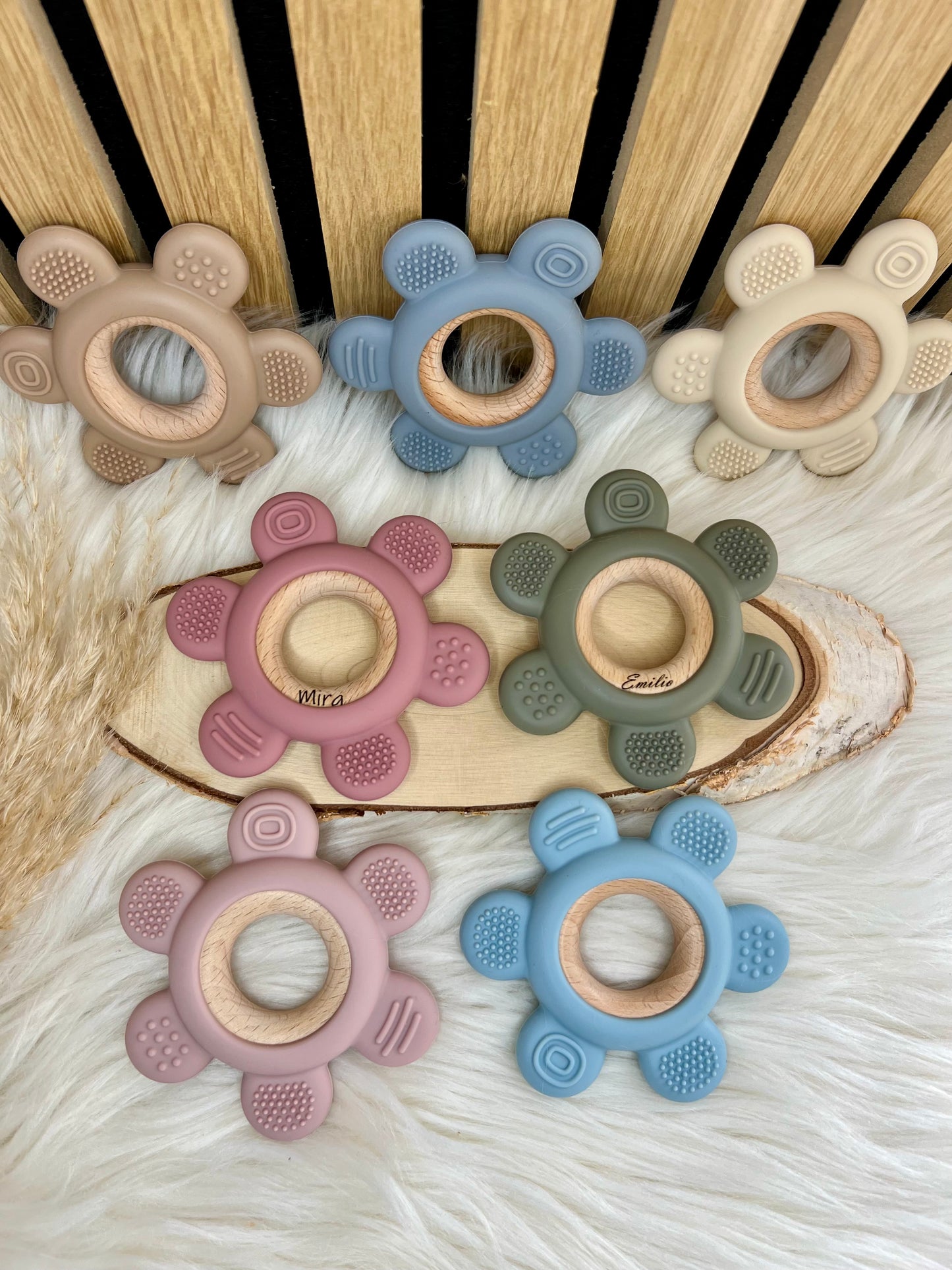 Personalisierter Greifling aus Silikon & Holz – Motorikspielzeug mit Namensgravur in verschiedenen Farben
