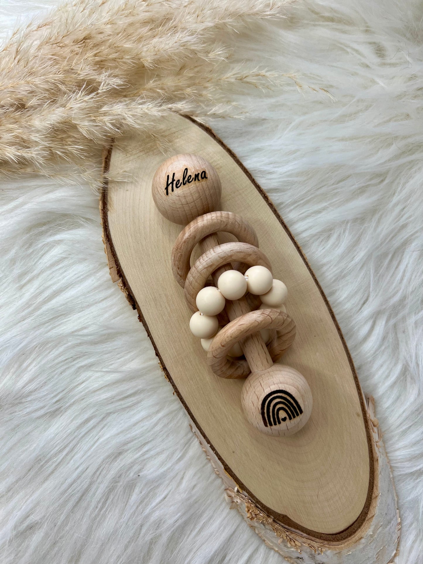 Handgemachte Stabrassel aus Holz – personalisierbar & sicher für kleine Hände