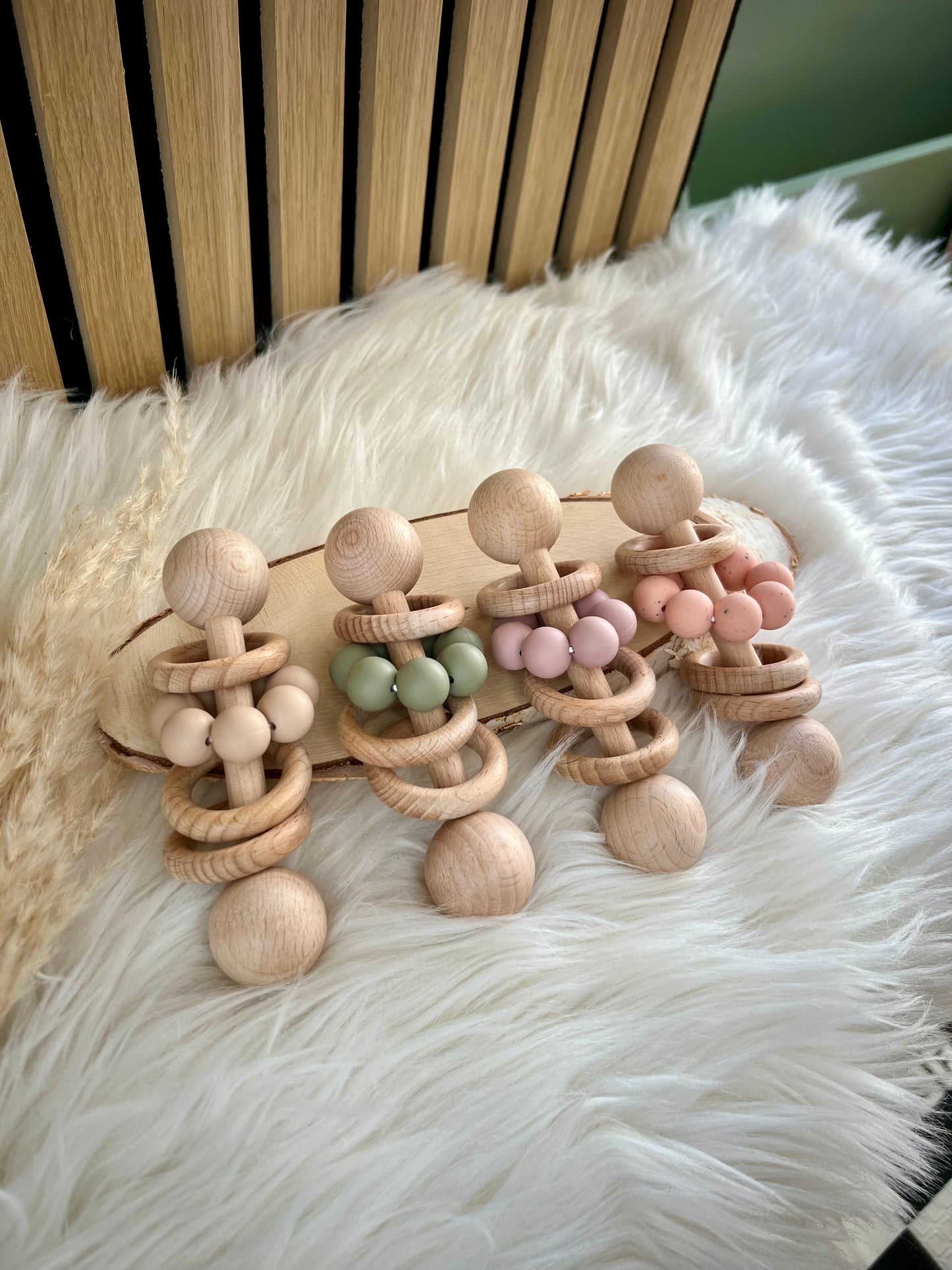 Handgemachte Stabrassel aus Holz – personalisierbar & sicher für kleine Hände