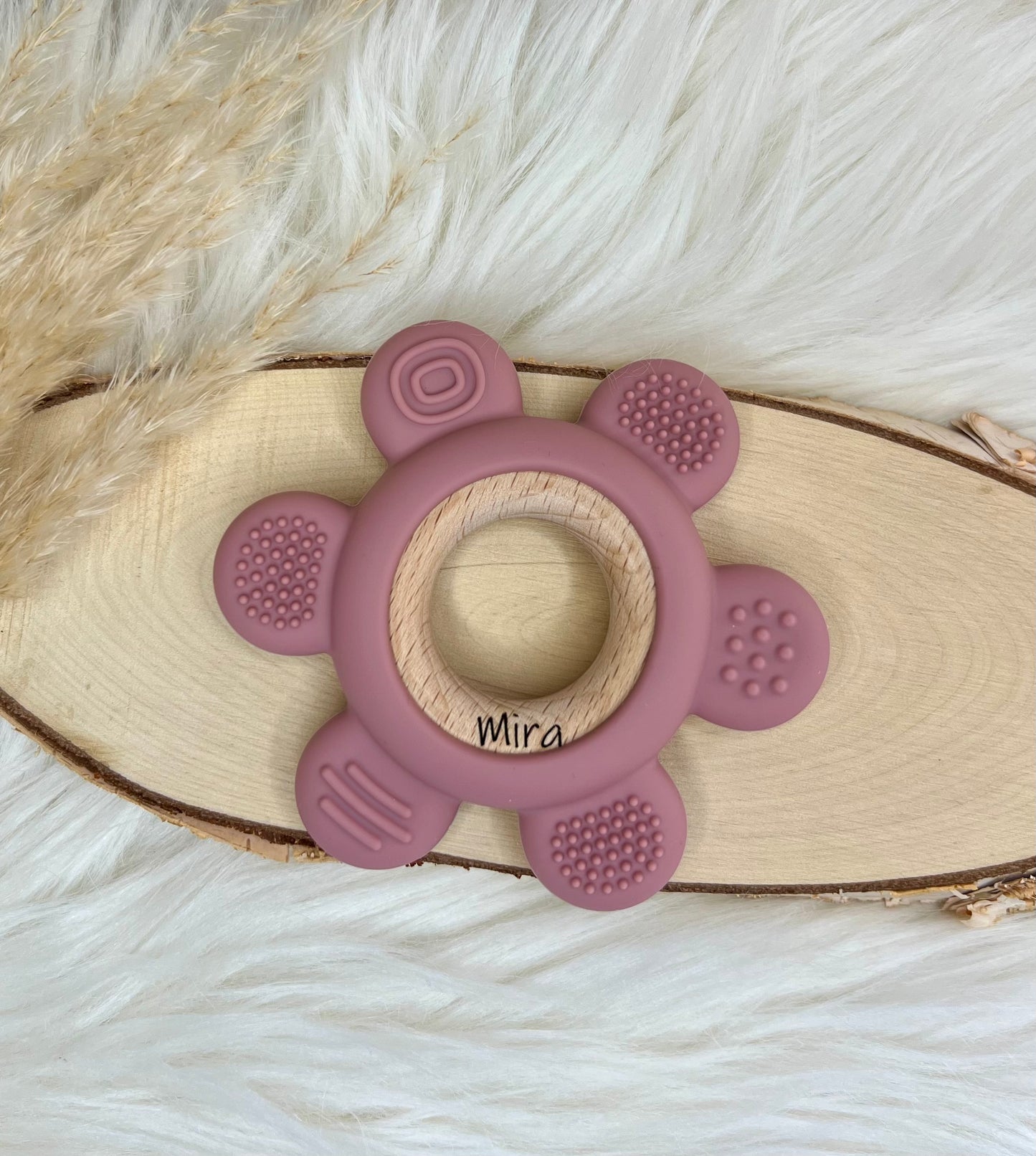 Personalisierter Greifling aus Silikon & Holz – Motorikspielzeug mit Namensgravur in verschiedenen Farben