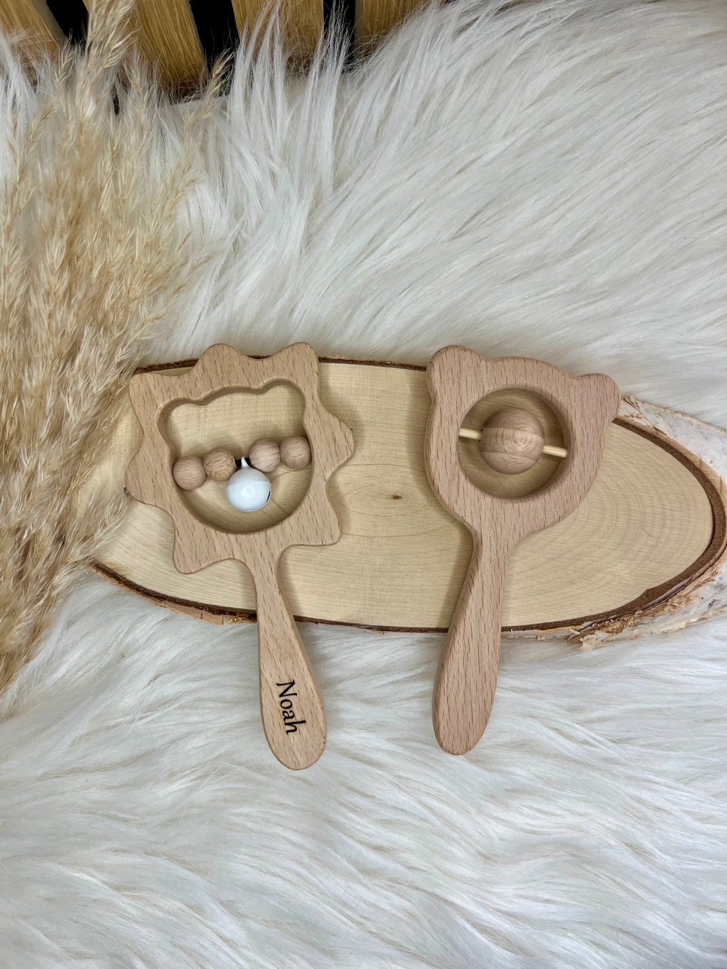 Personalisierte Holzrassel mit Namen