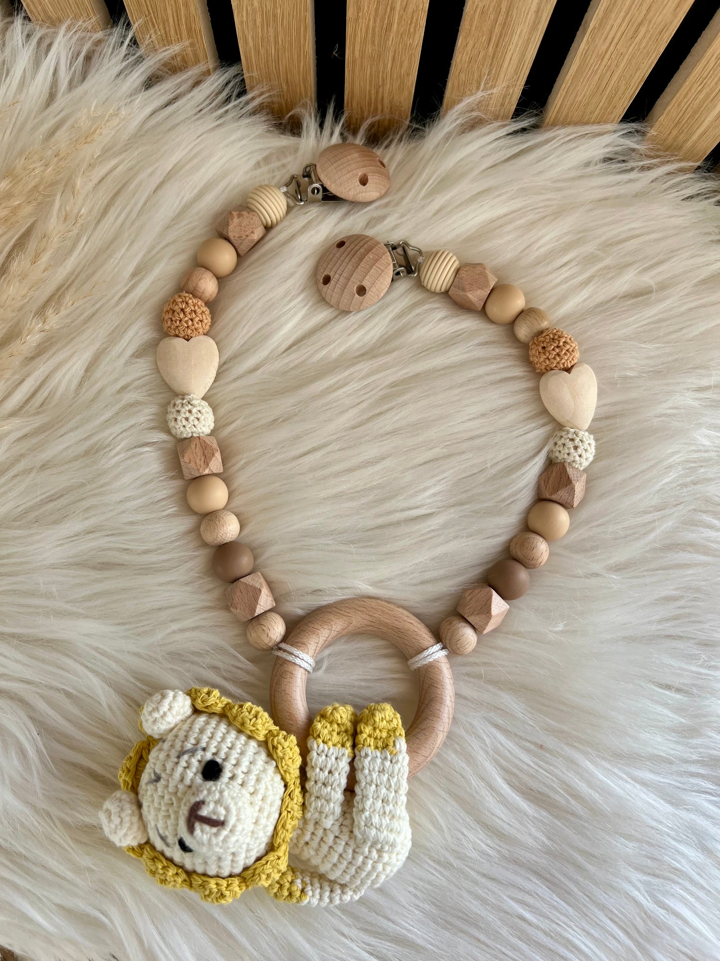 Kinderwagenkette Löwe – Handgemacht aus Holz & Häkelmotiv