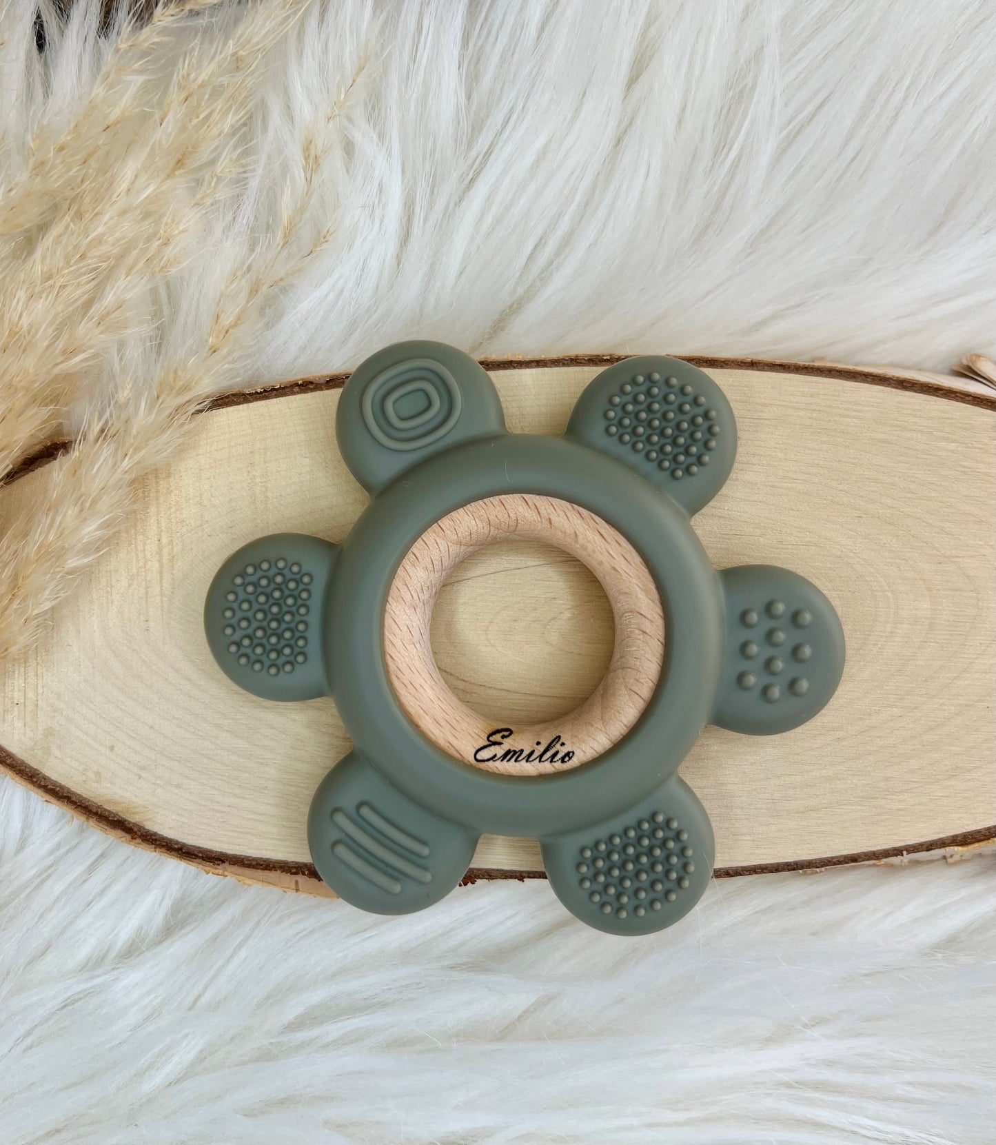 Personalisierter Greifling aus Silikon & Holz – Motorikspielzeug mit Namensgravur in verschiedenen Farben