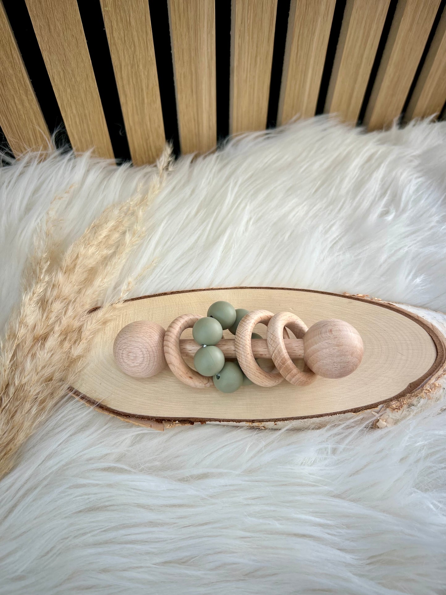 Handgemachte Stabrassel aus Holz – personalisierbar & sicher für kleine Hände