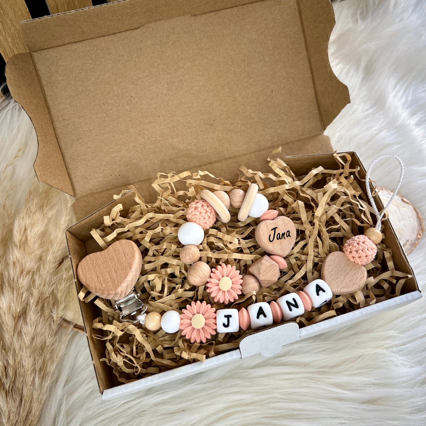 Personalisierte Schnullerkette & Greifling – Handgefertigtes Babygeschenk in Apricot- und Naturtönen
