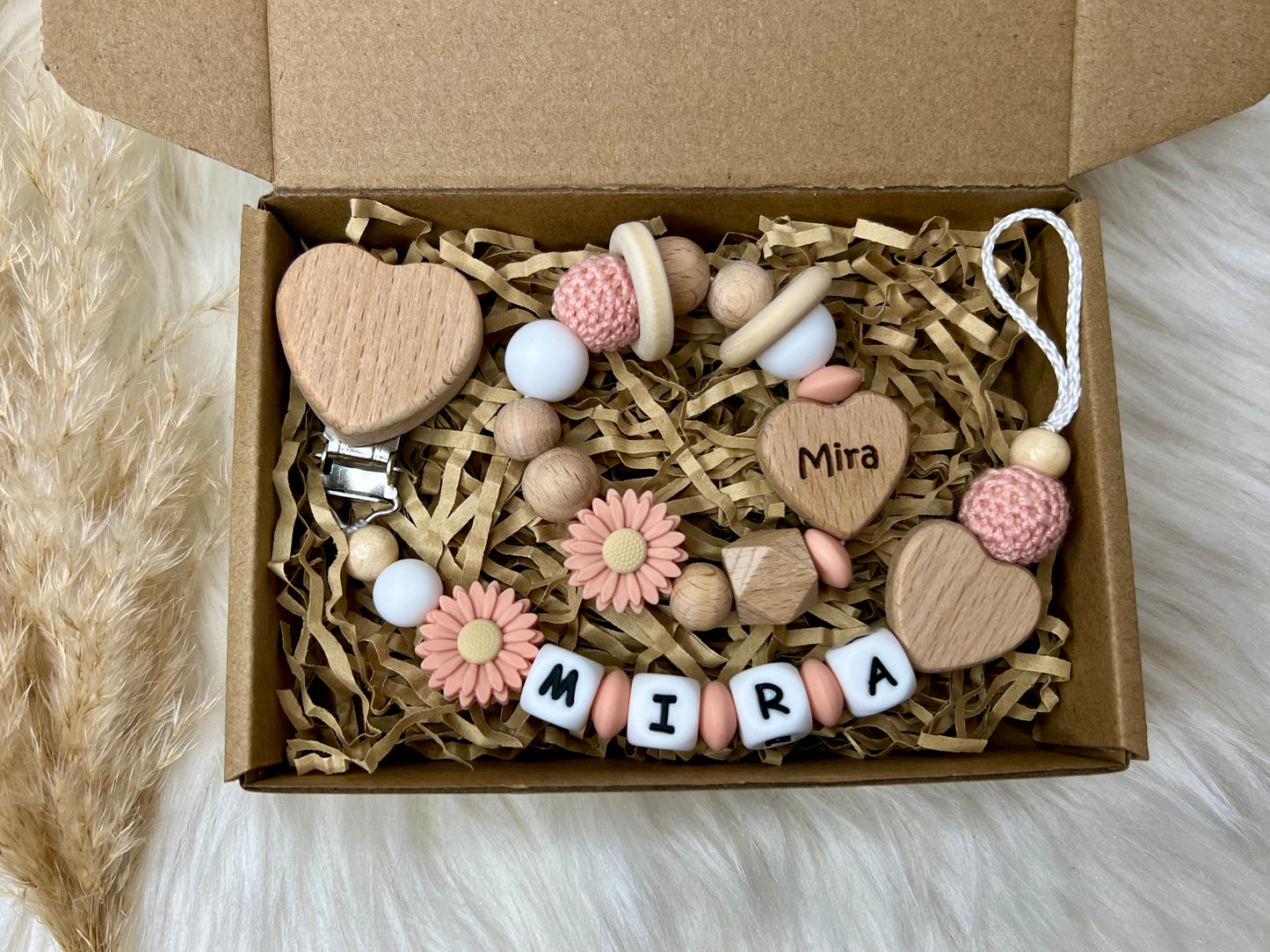 Personalisierte Schnullerkette & Greifling – Handgefertigtes Babygeschenk in Apricot- und Naturtönen