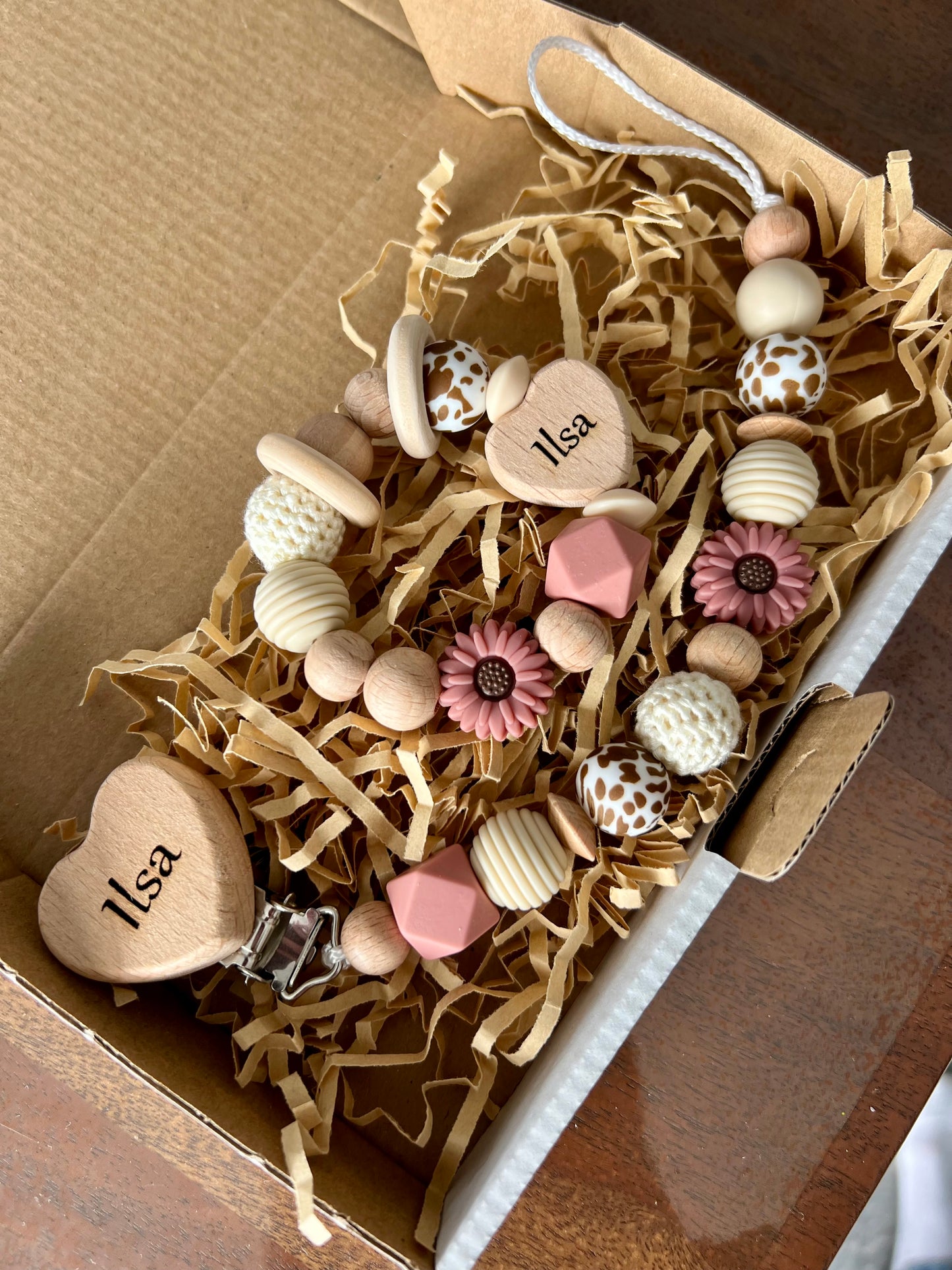 Personalisiertes Geschenkset – Schnullerkette & Greifling mit Namen | Blume & Leo Design | Handgemacht