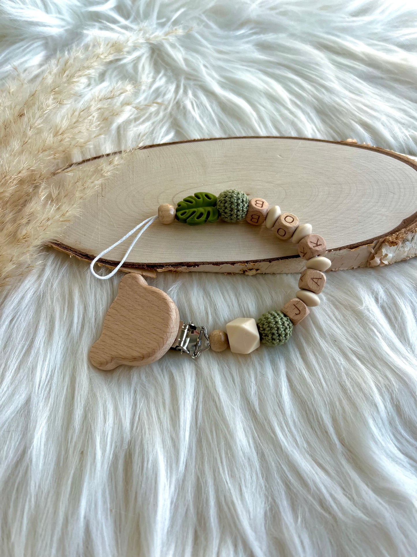 Personalisierte Schnullerkette „Jakob“ in Natur & Grün-Beige