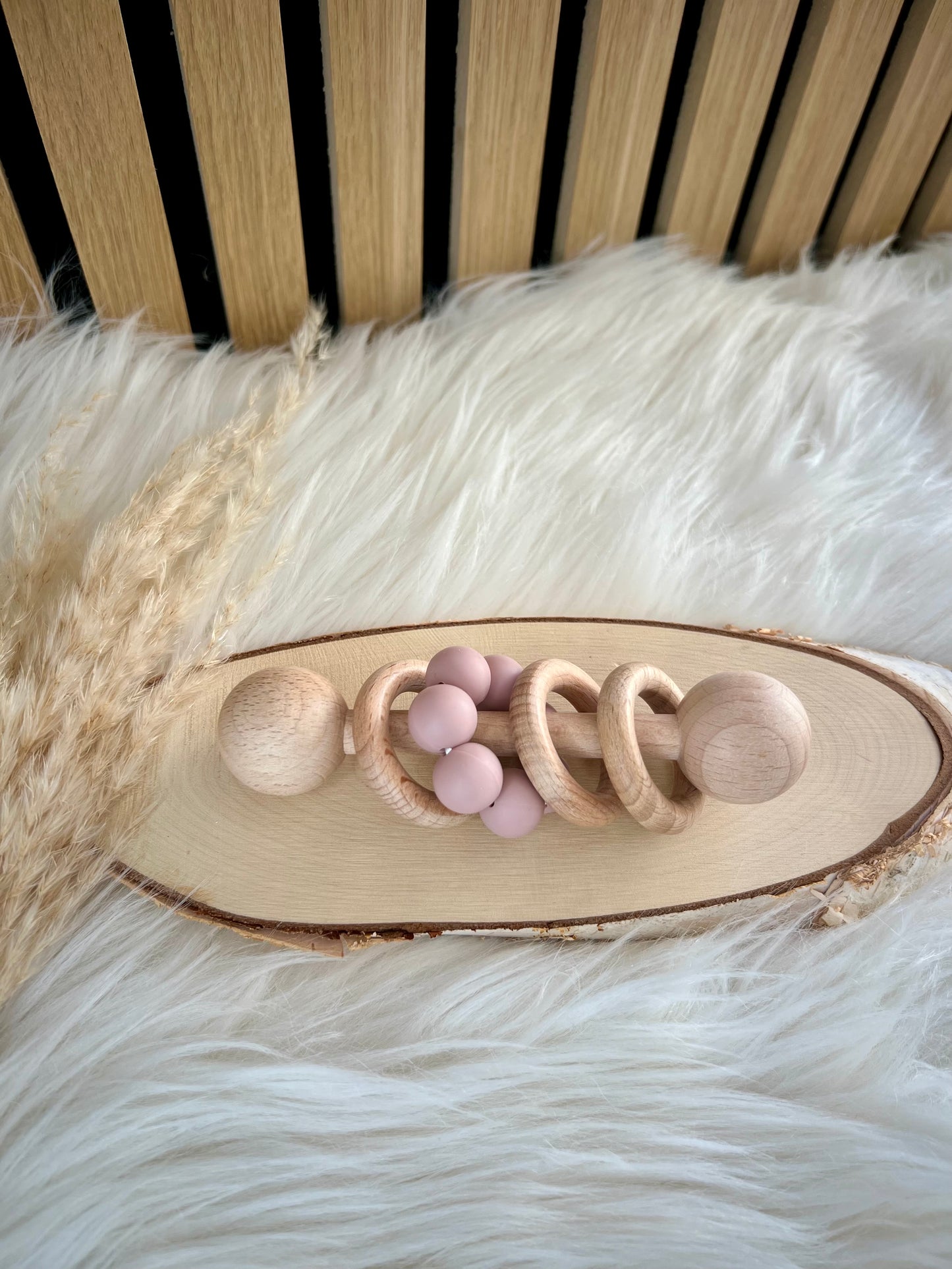 Handgemachte Stabrassel aus Holz – personalisierbar & sicher für kleine Hände