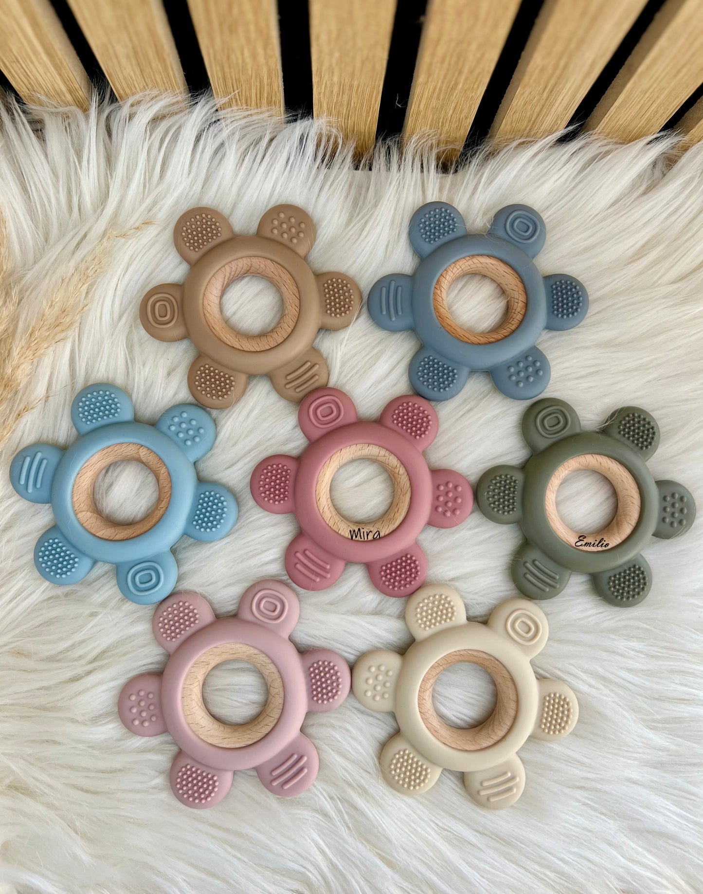 Personalisierter Greifling aus Silikon & Holz – Motorikspielzeug mit Namensgravur in verschiedenen Farben
