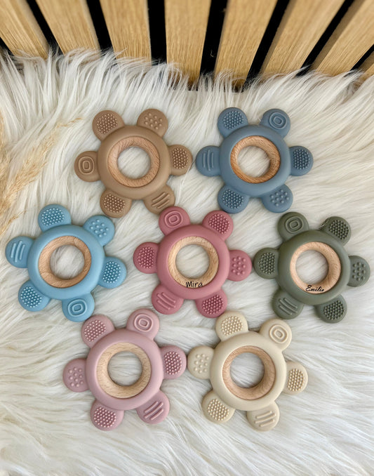 Personalisierter Greifling aus Silikon & Holz – Motorikspielzeug mit Namensgravur in verschiedenen Farben