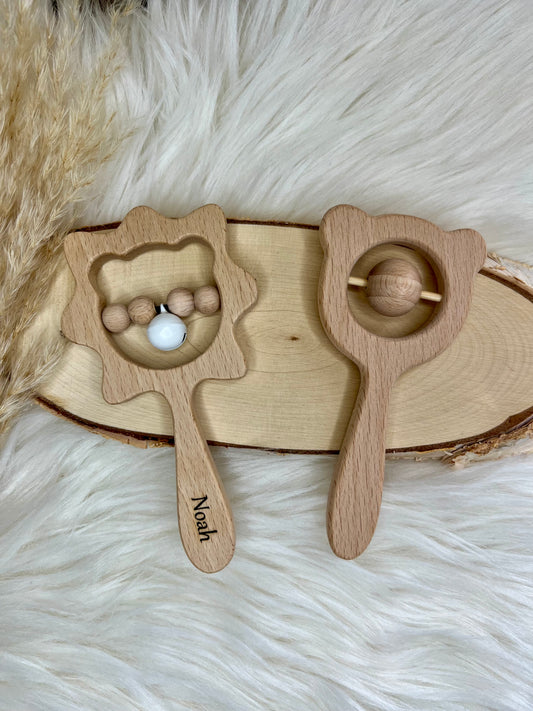 Personalisierte Holzrassel mit Namen