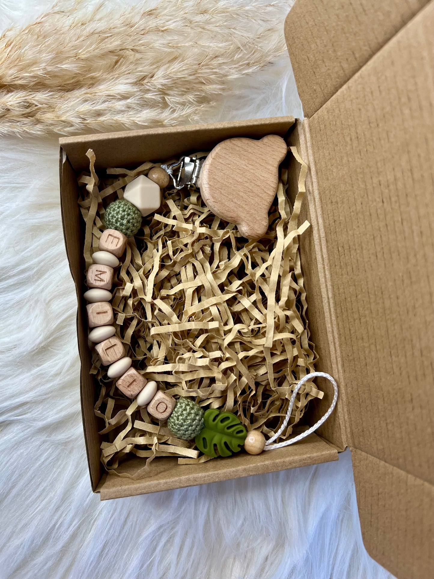 Personalisierte Schnullerkette „Jakob“ in Natur & Grün-Beige