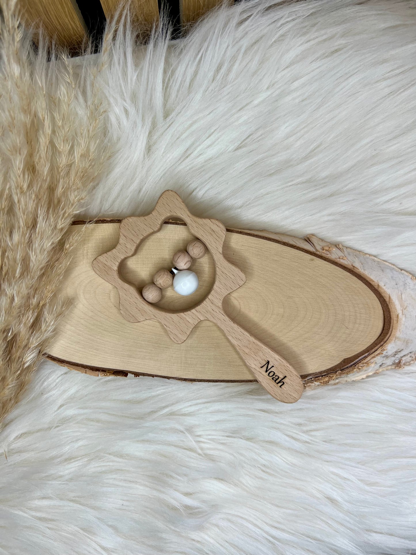 Personalisierte Holzrassel mit Namen