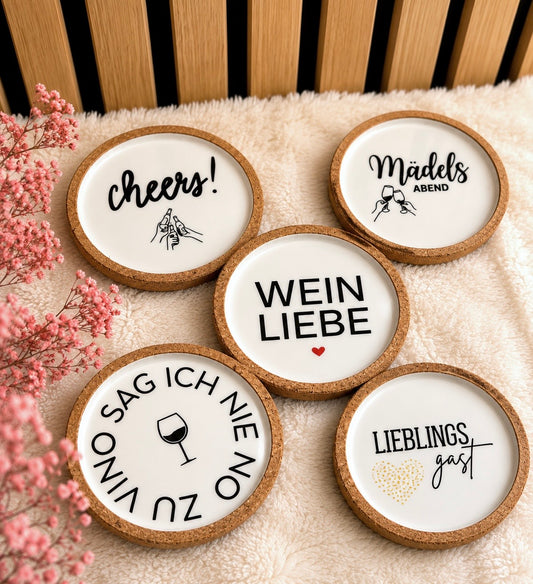 Raysin Untersetzer mit Sprüchen | Korkuntersetzer 10 cm | Weinliebe, Mädelsabend & Lieblingsgast | Geschenk für Weinliebhaber