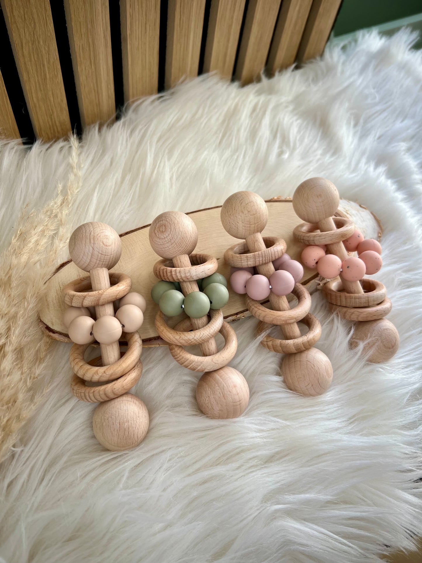 Handgemachte Stabrassel aus Holz – personalisierbar & sicher für kleine Hände