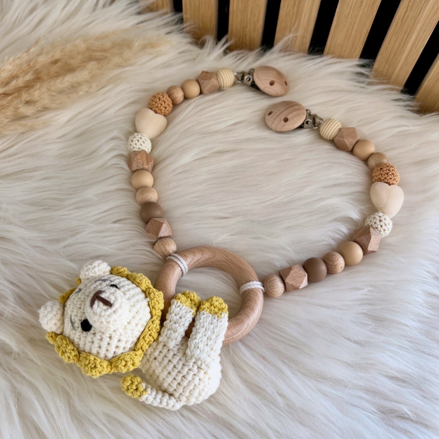 Kinderwagenkette Löwe – Handgemacht aus Holz & Häkelmotiv