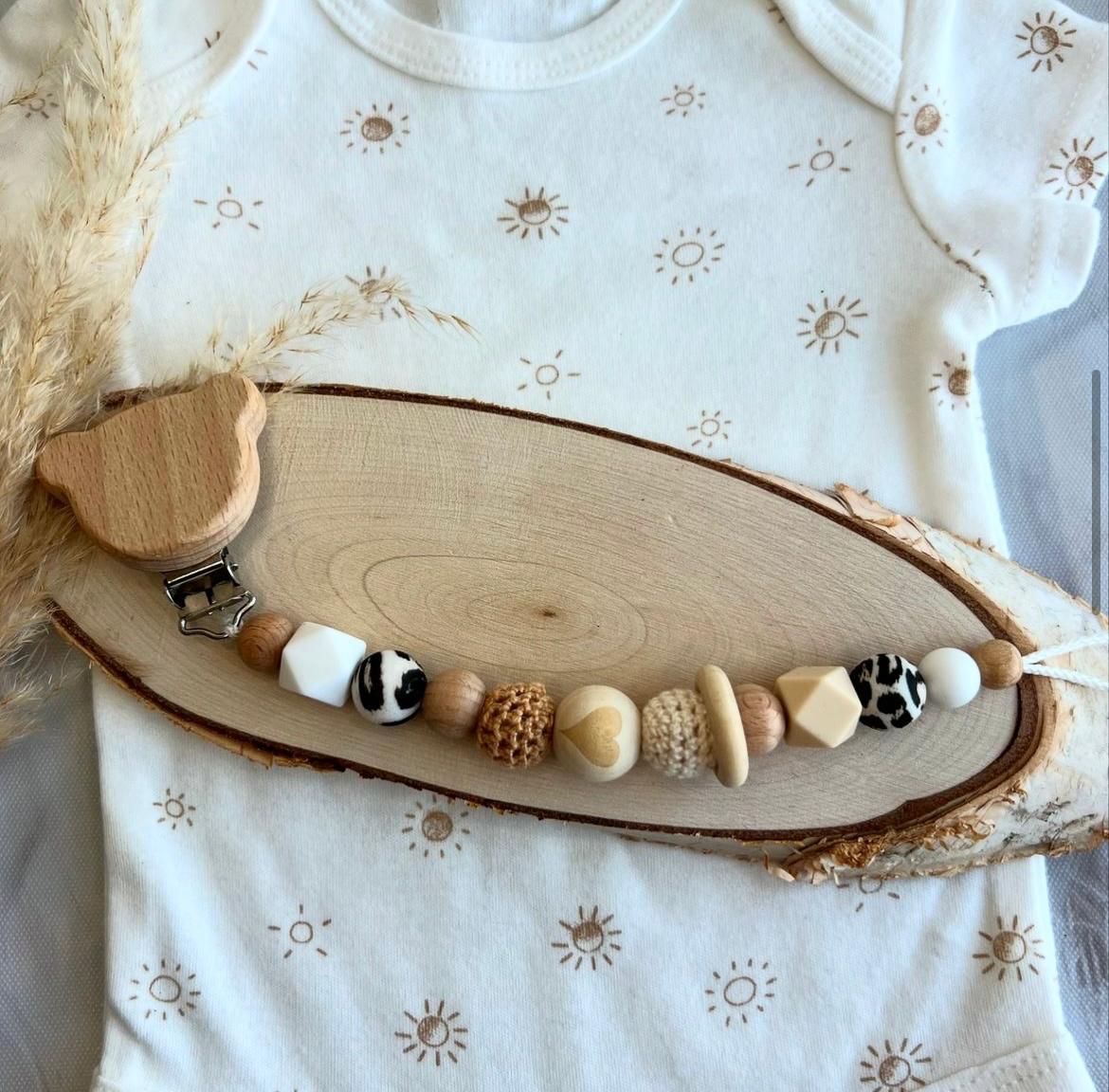 Personalisiertes Leo Geschenkset – Schnullerkette & Greifling in Beige | Handgefertigt, Naturholz & Häkelperlen | Perfekt zur Geburt & Babyshower