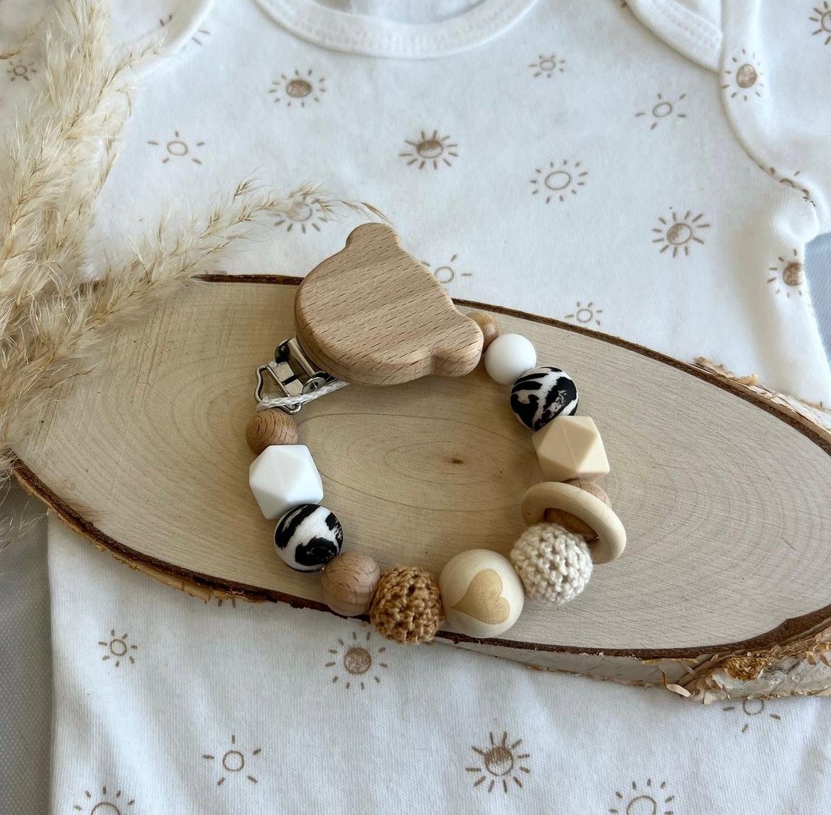 Personalisiertes Leo Geschenkset – Schnullerkette & Greifling in Beige | Handgefertigt, Naturholz & Häkelperlen | Perfekt zur Geburt & Babyshower