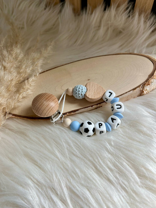 Personalisierte Schnullerkette im Fußball-Design – das perfekte Geschenk für kleine Ballfans ⚽💙