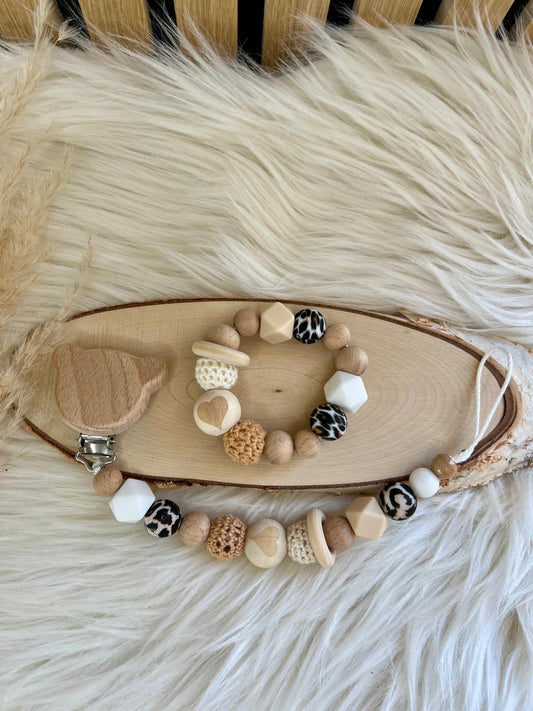 Personalisiertes Leo Geschenkset – Schnullerkette & Greifling in Beige | Handgefertigt, Naturholz & Häkelperlen | Perfekt zur Geburt & Babyshower