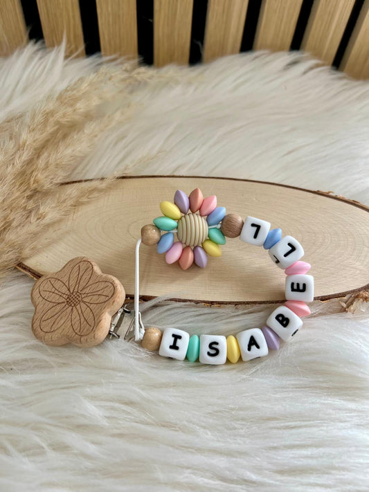 Personalisierte Schnullerkette – Pastell Blume & Holzclip